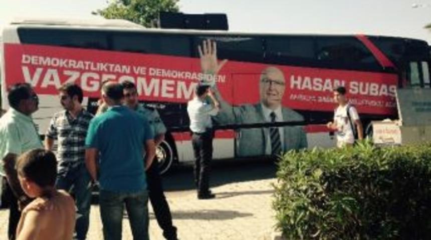 Subaşı&rsquo;nın Se&ccedil;im Otob&uuml;s&uuml;ne Taşlı Saldırı