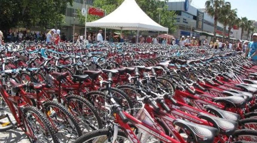 Daha Sağlıklı Gen&ccedil;ler I&ccedil;in Okullara Bisiklet Dağıtıldı