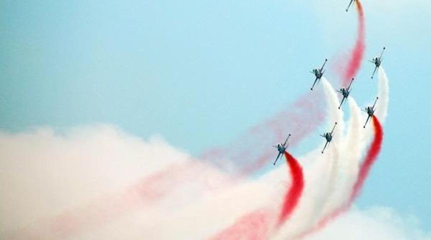 T&uuml;rk Yıldızları Nefes Kesti