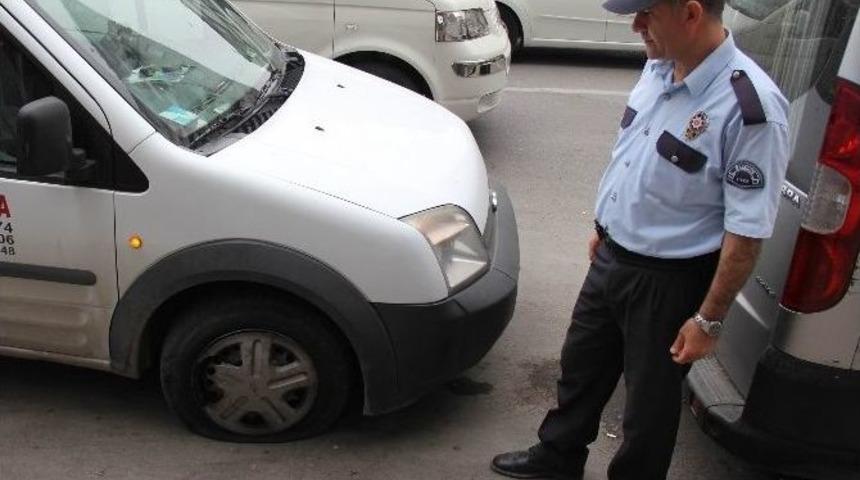 Elektrikli Bisiklet Kamyonete &Ccedil;arptı: 1 Yaralı