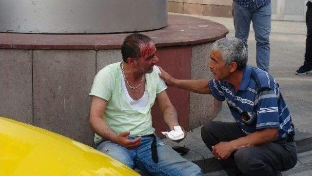 Fotoğraflar // Beyoğlu'nda Taksiciye Kıyasıya Dayak...