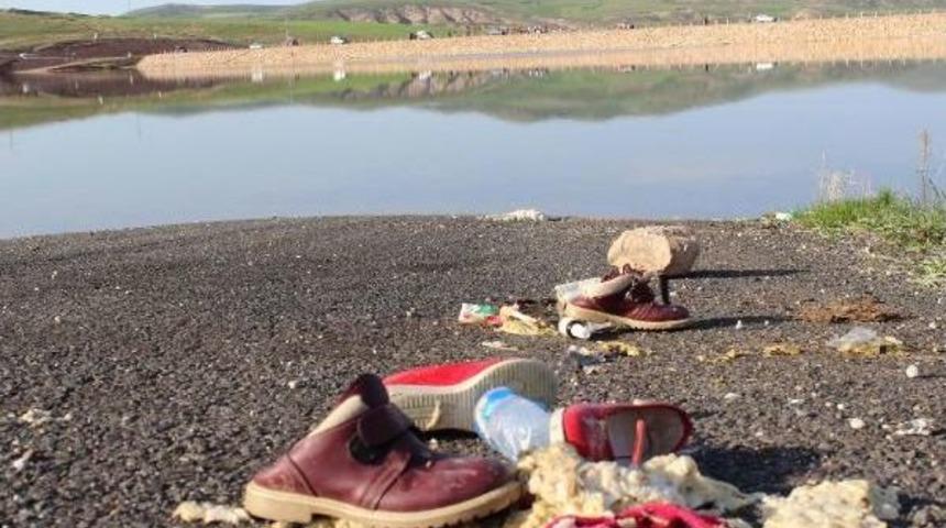 Uyarı Levhası Olmayan Yolda Otomobil Sulama G&ouml;letine Girdi: 4 &Ouml;l&uuml;, 1 Kayıp