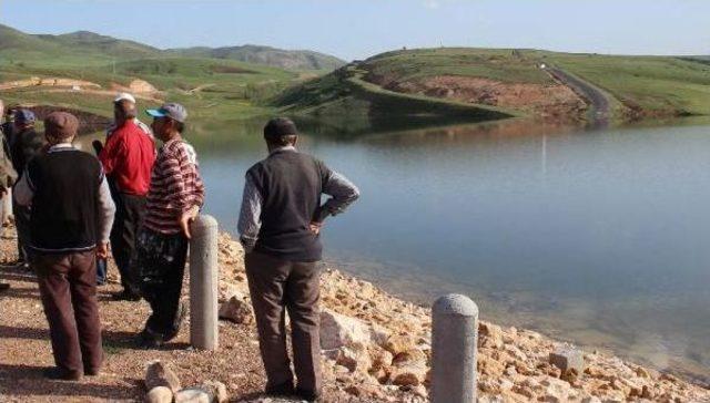 Uyarı Levhası Olmayan Yolda Otomobil Sulama Göletine Girdi: 4 Ölü, 1 Kayıp