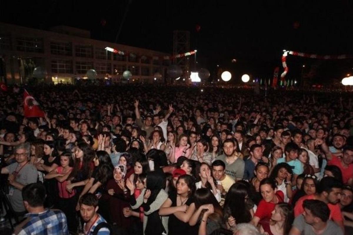 Bursalı Gen&ccedil;ler Teoman Konseriyle Coştu
