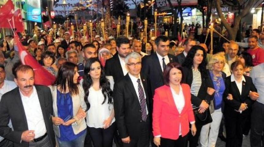 Avcılar'da Chp Ve Mhp'den 2 Ayrı Fener Alayı Y&uuml;r&uuml;y&uuml;ş&uuml;