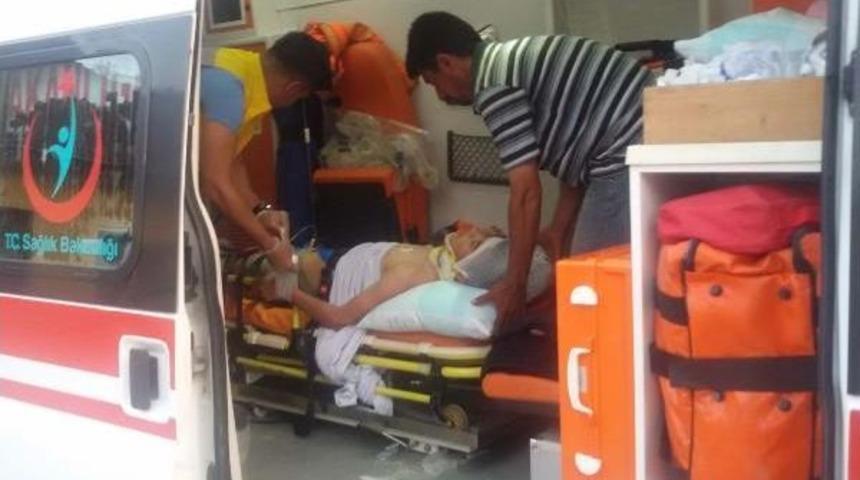 Motosikletle Kaza Yapıp Yaralanan &Ccedil;ocuğu, Babası Teselli Etti
