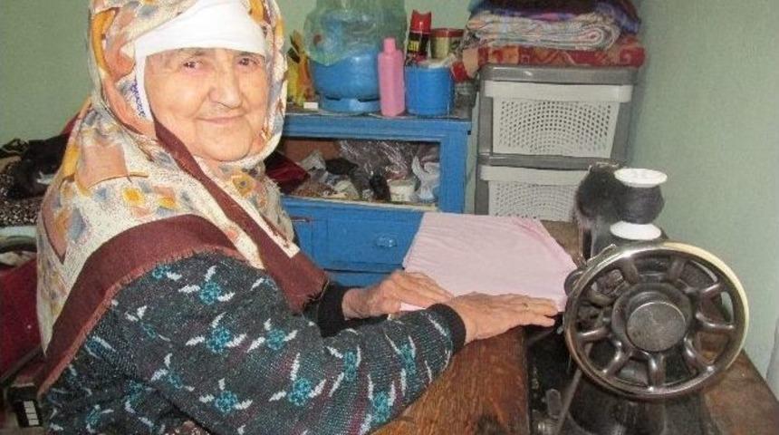 Sacide Nine Kendi İle Yaşıt Makineyle Hala &Uuml;retim Yapıyor