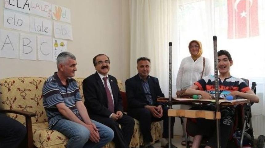 Vali Coş&rsquo;tan Engelli Yal&ccedil;ına Ziyaret