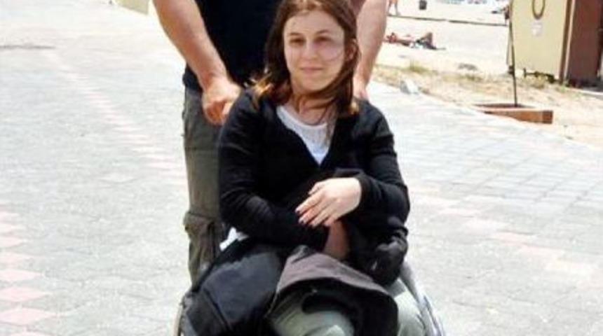 Y&uuml;r&uuml;me Engelli Kızın Yama&ccedil; Paraş&uuml;t&uuml; Mutluluğu