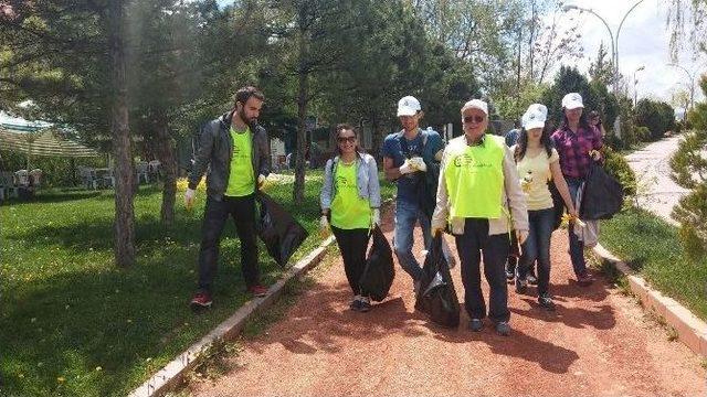 Gönüllüler Temiz Çevre İçin İş Başında