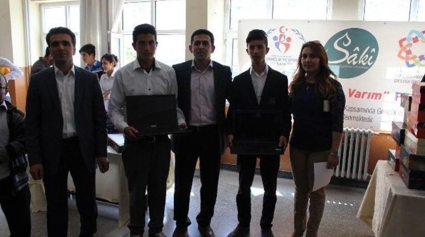 Kağızman&rsquo;da &Ouml;ğrencilere &Ouml;d&uuml;l Yağmuru