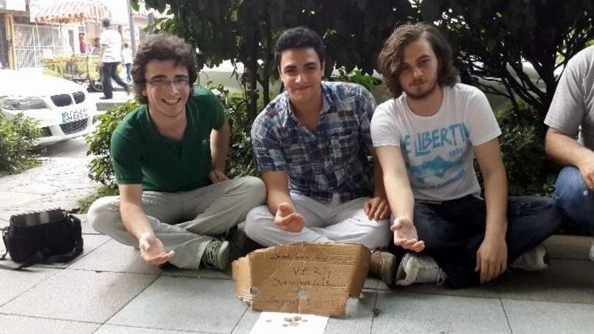 (&ouml;zel Haber) 3 Liseli Dilenerek Eylem Yaptı