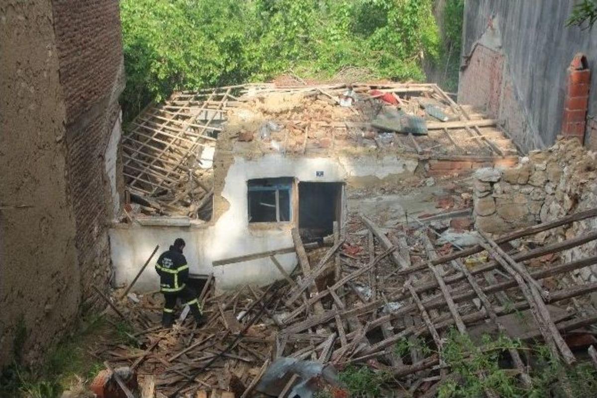 Metruk Evde &Ccedil;ıkan Yangına Kafalarda Soru İşareti Bıraktı