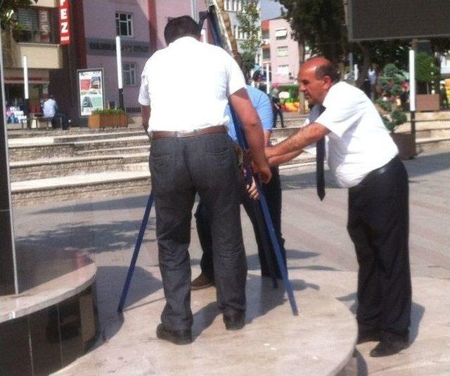 Tapu Müdürlüğü Personeli Çelenk Sundu