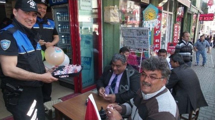 Polis Engellilere Lokum Dağıttı