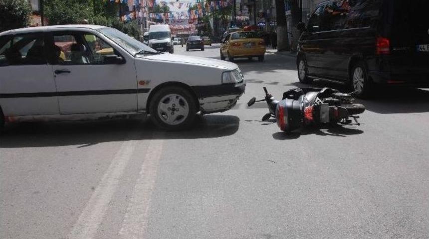 Malatya&rsquo;da Otomobille Motosiklet &Ccedil;arpıştı: 1 Yaralı