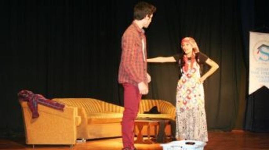 Liseli Tiyatrocular &lsquo;b&uuml;y&uuml;kler&rsquo;i Oynadı