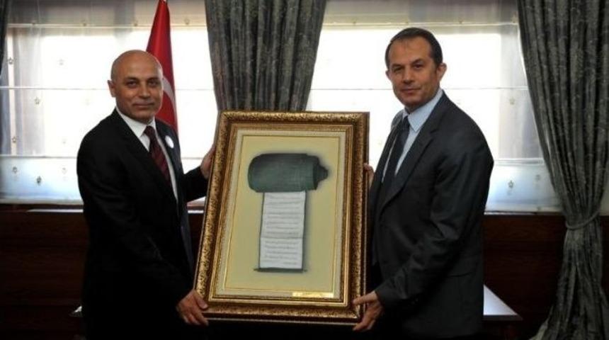 Tapu Kadastro M&uuml;d&uuml;r&uuml; Serdar, Vali Taşyapan&rsquo;ı Makamında Ziyaret Etti