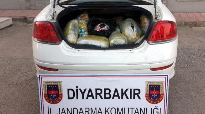 S&uuml;r&uuml;c&uuml;s&uuml;n&uuml;n Bırakıp Ka&ccedil;tığı Ara&ccedil;ta 78 Kilo Esrar Ele Ge&ccedil;ti