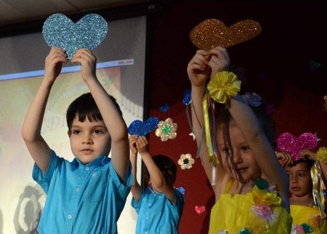 Sarıkamış&rsquo;ta Mezun Olan Minik &Ouml;ğrencilerin G&ouml;sterisi B&uuml;y&uuml;ledi