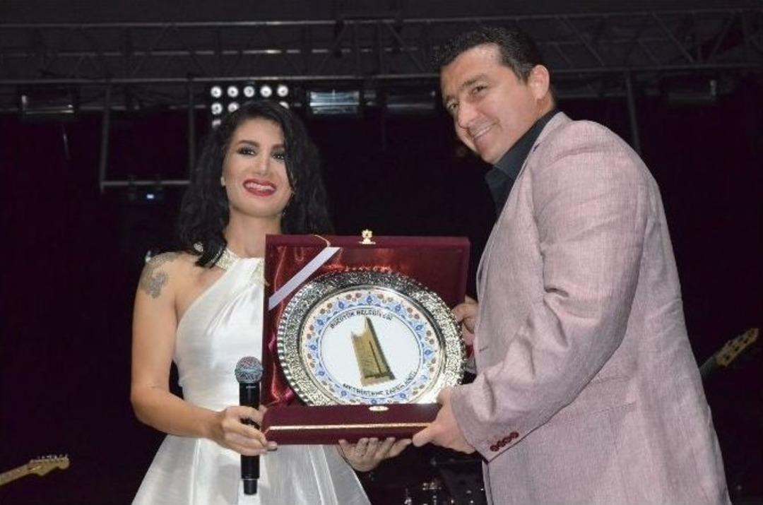 Boz&uuml;y&uuml;k&rsquo;te İrem Derici Konseri