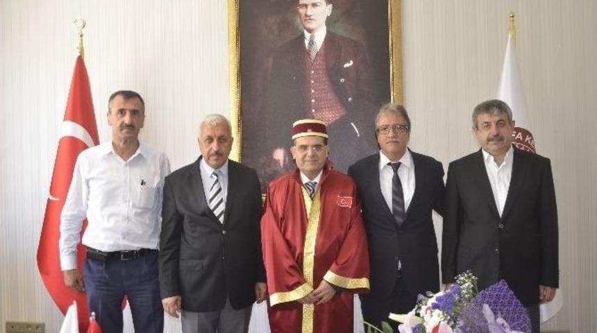 Rekt&ouml;r Kaya Ahilik Kaftanı Giydi