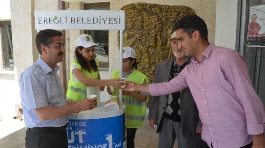 Ereğli Belediyesi&rsquo;nen Vatandaşlara S&uuml;t İkramı