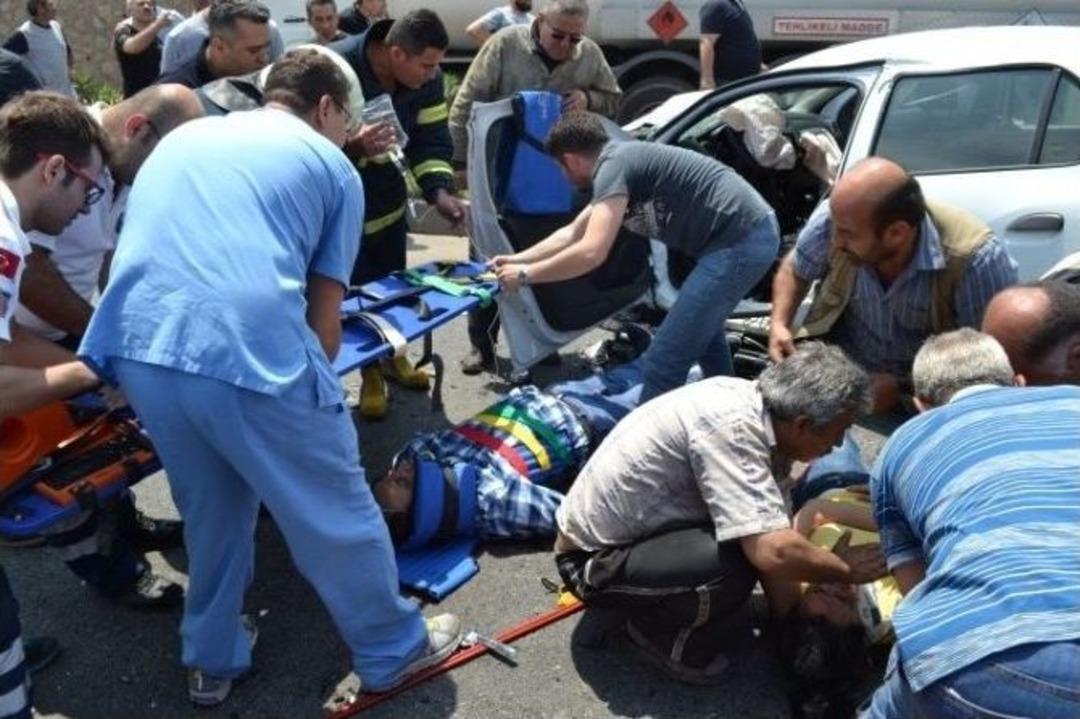 İki Ara&ccedil; Kafa Kafaya Girdi: 8 Yaralı