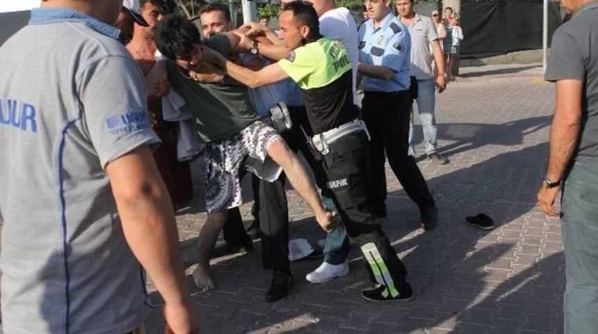 Aracıyla Takla Atan Gen&ccedil;, Kendisini Hastaneye G&ouml;t&uuml;rmek İsteyen Polislere Direndi