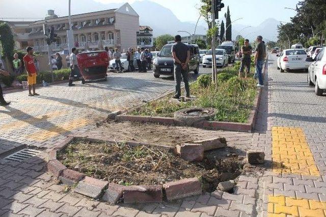 Aracıyla Takla Atan Genç, Kendisini Hastaneye Götürmek İsteyen Polislere Direndi