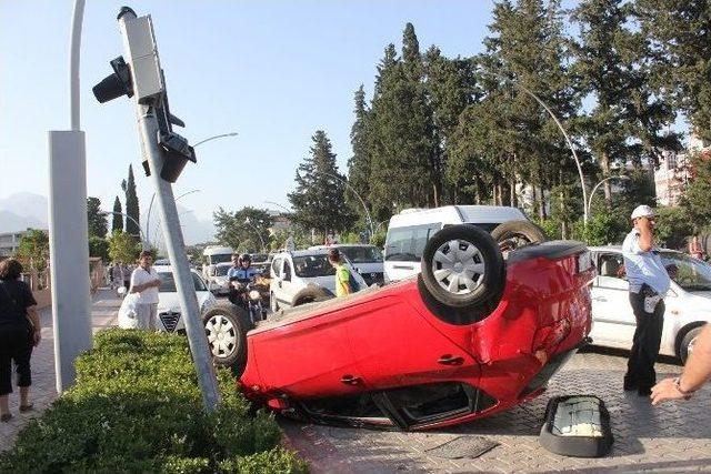 Aracıyla Takla Atan Genç, Kendisini Hastaneye Götürmek İsteyen Polislere Direndi