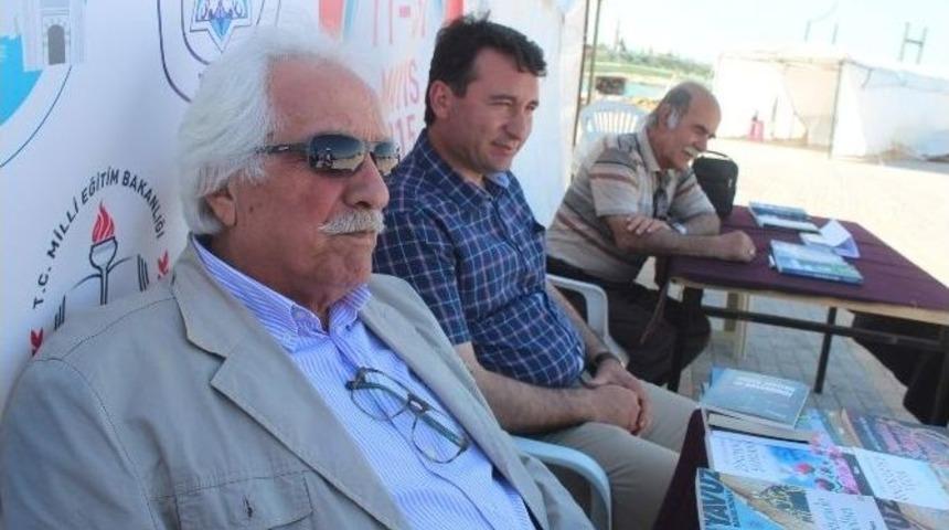 Tarih&ccedil;i Yazar Bahadıroğlu Kitaplarını İmzaladı