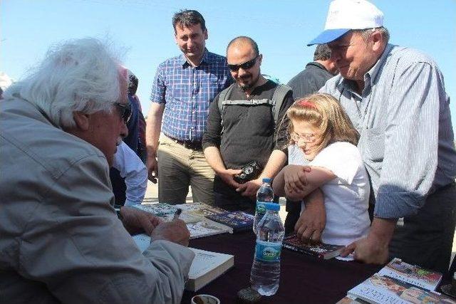 Tarihçi Yazar Bahadıroğlu Kitaplarını İmzaladı 1