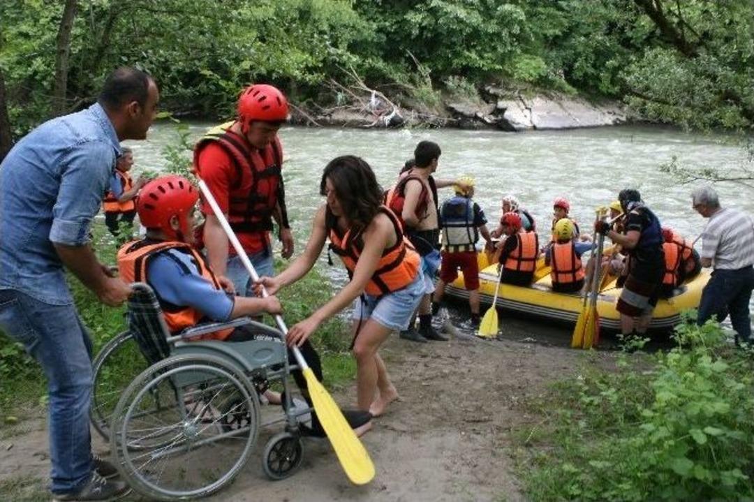 Tekerlekli Sandalyeden İndi Rafting Botuna Bindi