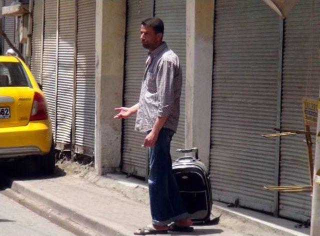 &Ccedil;&ouml;pe Atılan Bavul, Bomba Paniğine Neden Oldu 1