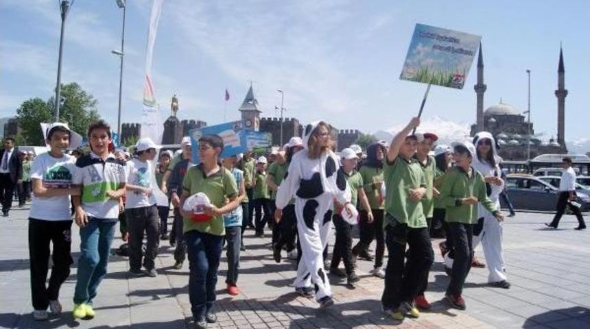D&uuml;nya S&uuml;t G&uuml;n&uuml;'nde 5 Bin Litre S&uuml;t Dağıttılar