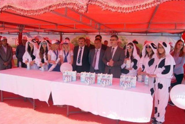 D&uuml;nya S&uuml;t G&uuml;n&uuml; nde 5 Bin Litre S&uuml;t Dağıttılar 3