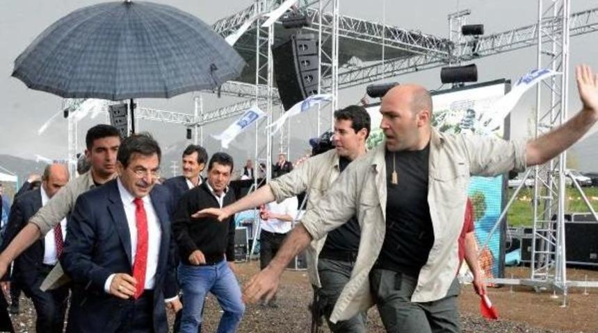 Bakan G&uuml;ll&uuml;ce'ye Yağmur Altında Koruma