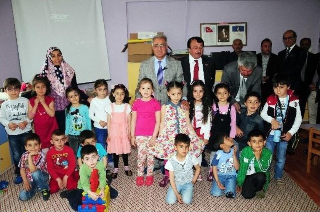 Prof. Dr. &Ccedil;aha &Ccedil;ocuklara S&uuml;t Dağıttı