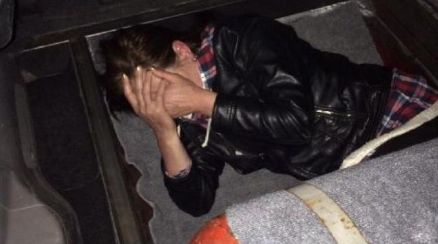 Sınır Kapısında Otomobilin Bagajından Kadın &Ccedil;ıktı