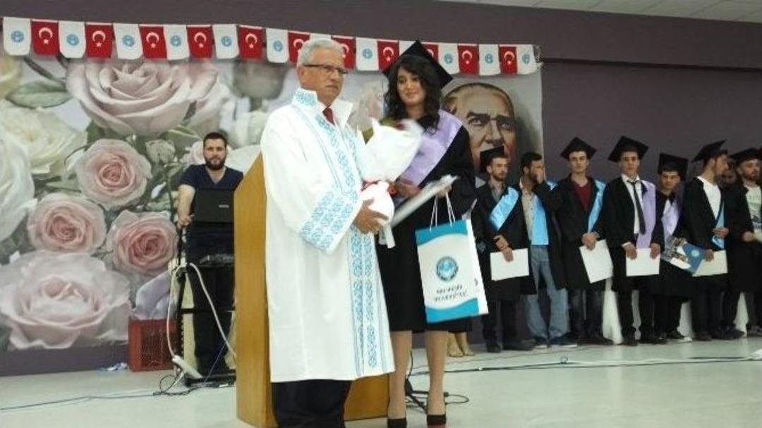Burhaniye&rsquo;de Meslek Y&uuml;ksek Okulunda Mezuniyet Coşkusu