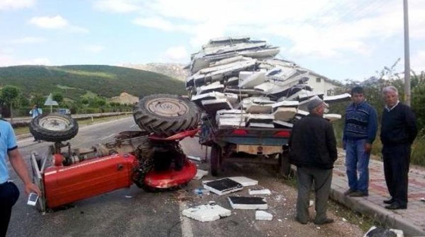 Otomobille Trakt&ouml;r &Ccedil;arpıştı: 7 Yaralı