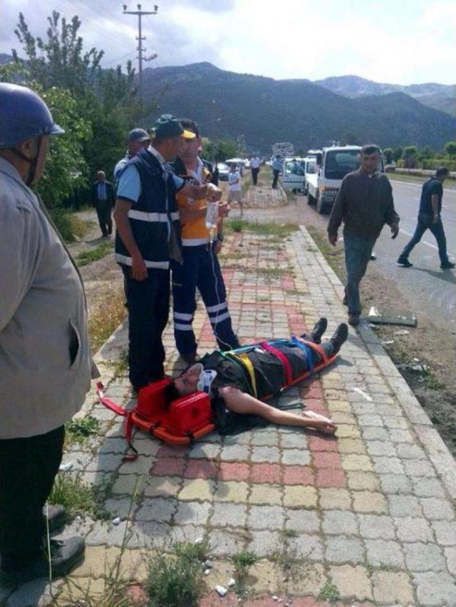 Otomobille Trakt&ouml;r &Ccedil;arpıştı: 7 Yaralı 3