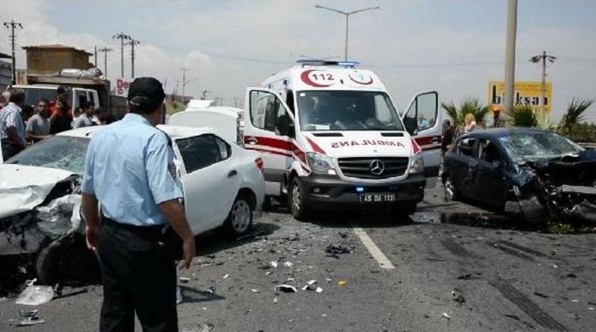 İki Otomobil Karşılıklı &Ccedil;arpıştı: 8 Yaralı