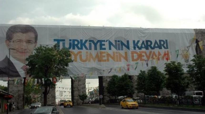 Fotoğraflar // Tarihi Kemere Dev Se&ccedil;im Pankartı Astılar