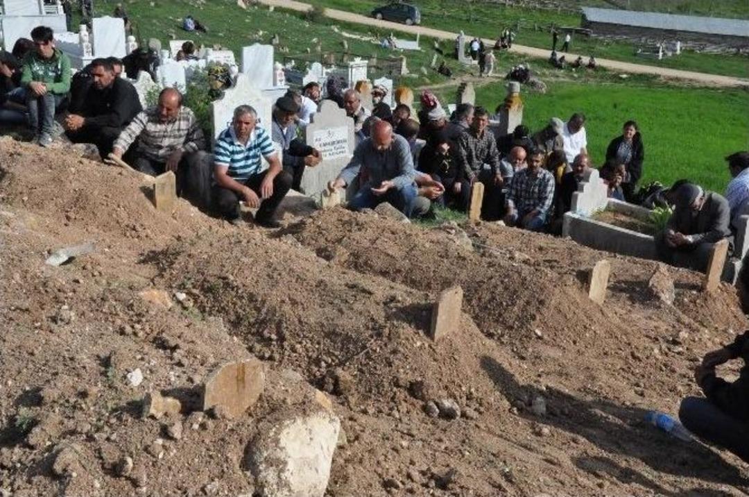 Ara&ccedil;ları G&ouml;lete U&ccedil;an Aile Ağıtlarla Toprağa Verildi