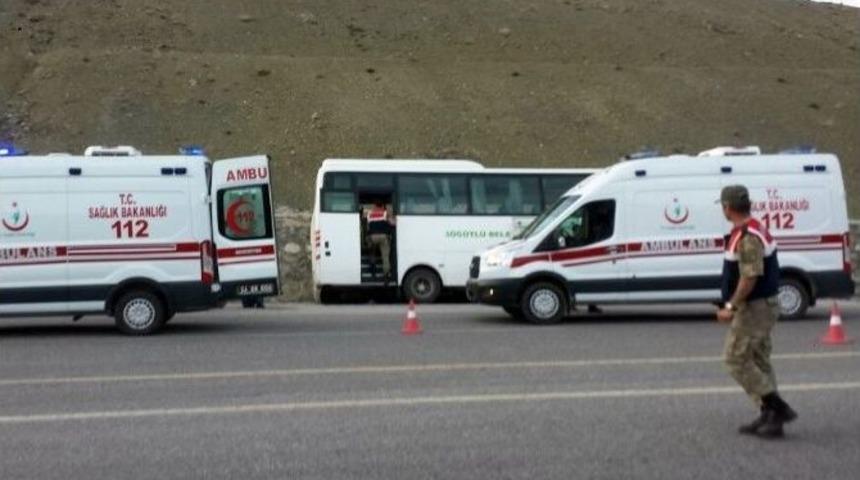 &Ouml;ğrencileri Taşıyan Otob&uuml;s Kaza Yaptı: 4 Yaralı