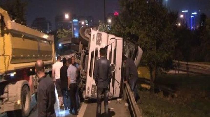 Yaralı Kamyon S&uuml;r&uuml;c&uuml;s&uuml; Ara&ccedil;tan Vatandaşların Yardımıyla &Ccedil;ıkarıldı