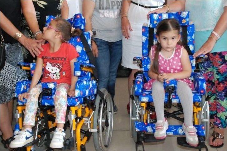 Didim’de Yabancılar 2 Engelli Çocuğu Sevindirdi