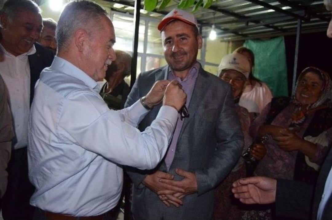 Ak Partili Berber, Ceketini &Ccedil;ıkarıp Verdi